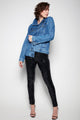 Modelo Isabel está vestindo jaqueta jeans basik azul. Peça perfeita para usar no dia a dia, festas, eventos ou em jantares.