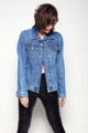 Modelo Isabel veste jaqueta jeans basik azul. Peça super confortável feita de algodão. Possui fechamento por botões de metal.