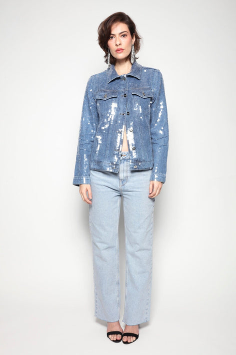 Modelo Isabel veste jaqueta jeans vitru azul e calça jeans. Jaqueta ideal para usar no dia a dia, festas, jantares ou shows.