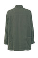 Foto em estilo still das costas da jaqueta parka basik na cor verde. Peça de tecido de algodão, super estilosa e confortável.