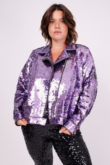 Modelo Victoria usa jaqueta lumi rosa claro. Jaqueta perfeita para compor looks e arrasar em eventos, festas ou no dia a dia.