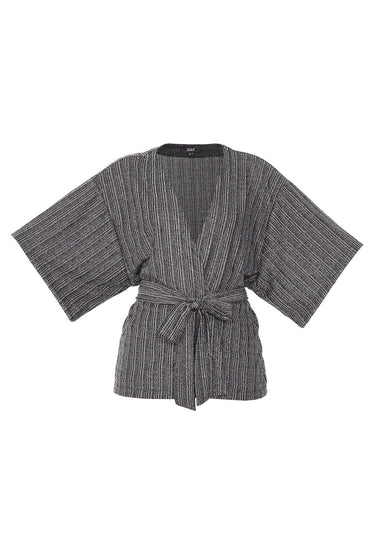 Foto em estilo still do kimono tyler. Peça de malha lurex com muito brilho na cor prata. Acompanha uma faixa na mesma cor.