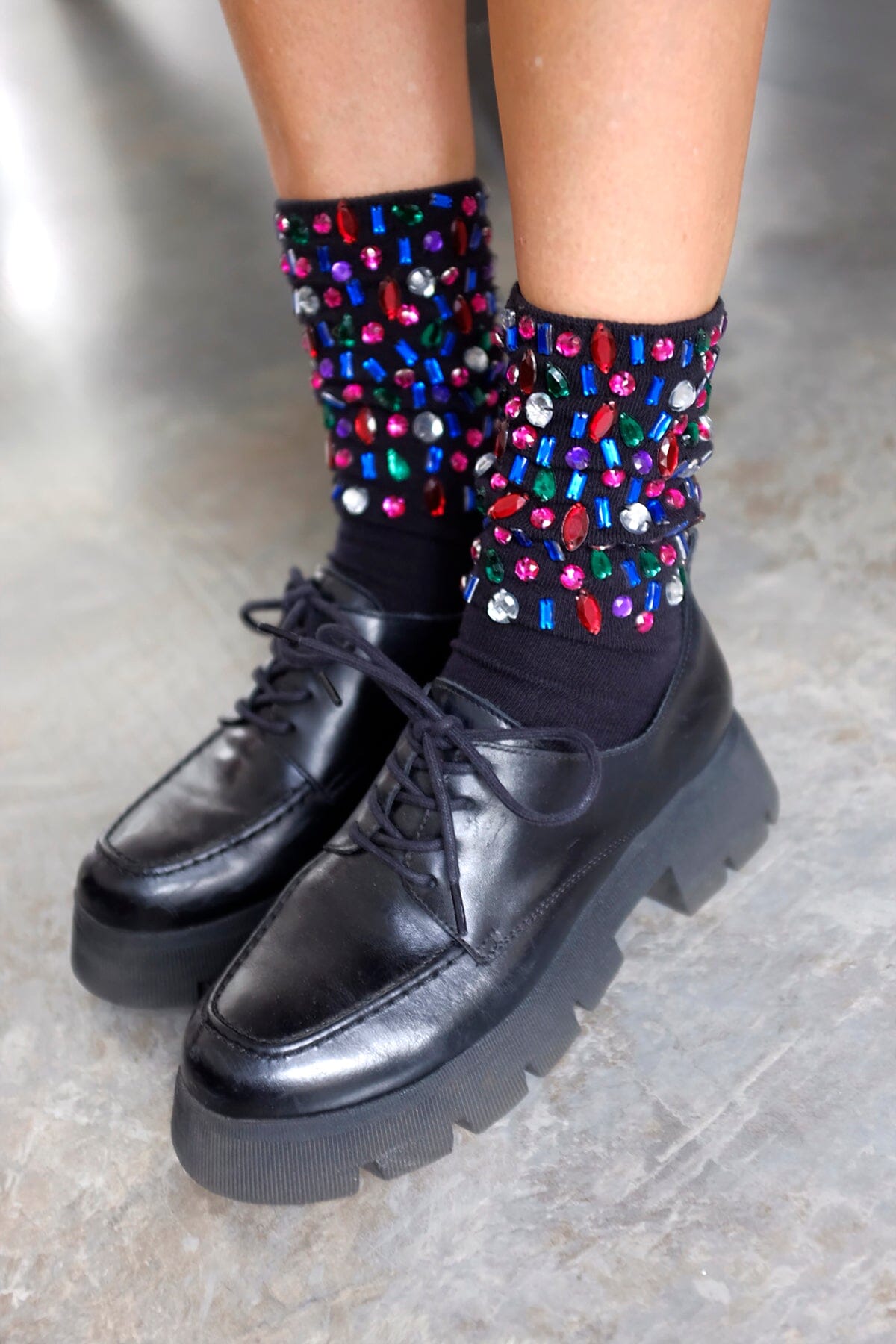 Meia bordada com pedrarias coloridas usada com sapato preto. Meia ideal para usar no dia a dia e dar um up no look. Bordado manualmente no Brasil. Bedazzling trend.