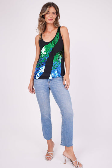 Modelo Marina usa regata bordada Juruá verde e azul e calça jeans. Peça ideal para usar em jantares, eventos ou no dia a dia.