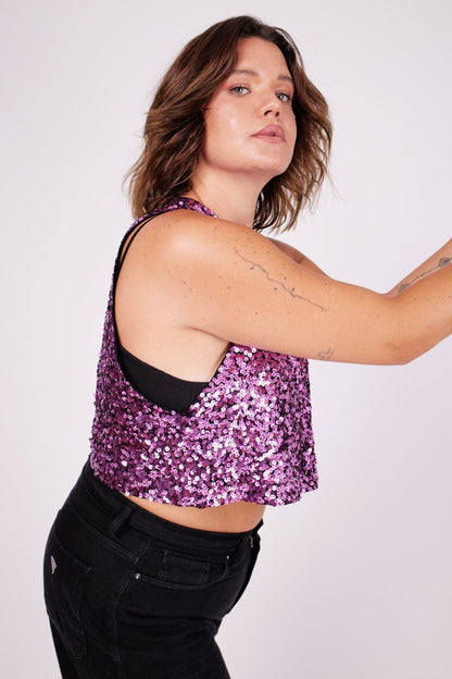 Modelo Victoria está vestindo regata cropped cavada luna rosa. Peça cavada, ideal para usar com top, jaqueta e calça jeans.
