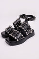 Foto em estilo still da sandália blake cor preta. Sandália super confortável, ideal para usar com vestidos, calças ou shorts.