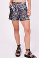 Modelo Marina veste shorts luna colorido. Peça de malha, possui bolsos nas laterias. Ideal para usar com jaquetas ou tops.