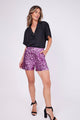 Modelo Marina usa shorts bordado luna. Peça com muito brilho de paetês na cor rosa. Ideal para usar em festas ou passeios.