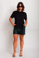 Modelo Victoria usa shorts luna verde irisado. Peça perfeita para usar e arrasar em festas, shows, baladas ou no carnaval.