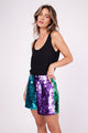 Modelo Marina está usando shorts sole colorido. Peça é ideal para usar em festas, jantares, eventos, shows ou no dia a dia.