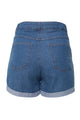Foto em estilo still das costas do shorts jeans basik cor azul. Modelagem de cintura alta, possui bolsos na frente e costas.