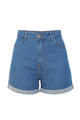 Foto em estilo still do shorts jeans basik azul. Peça super confortável de algodão. Ideal para usar no dia a dia ou em festas
