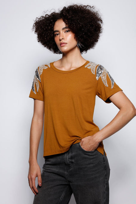 T-shirt Bordada Lily Caramelo (Revisar tudão) T-Shirt Joulik 