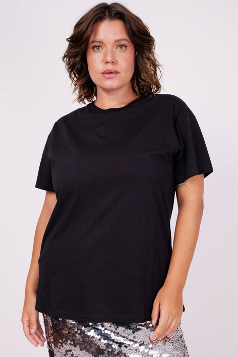 Modelo Victoria usa blusa de manga curta na cor preta e saia. Peça de malha de algodão, é super confortável. Feita no Brasil.