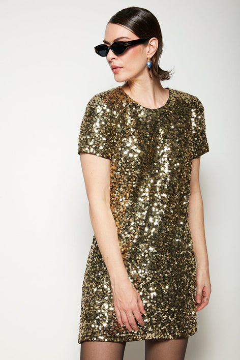 Modelo Isabel veste vestido dourado luna. Peça super confortável  feita em base de malha com paetês salpicados bordados à mão