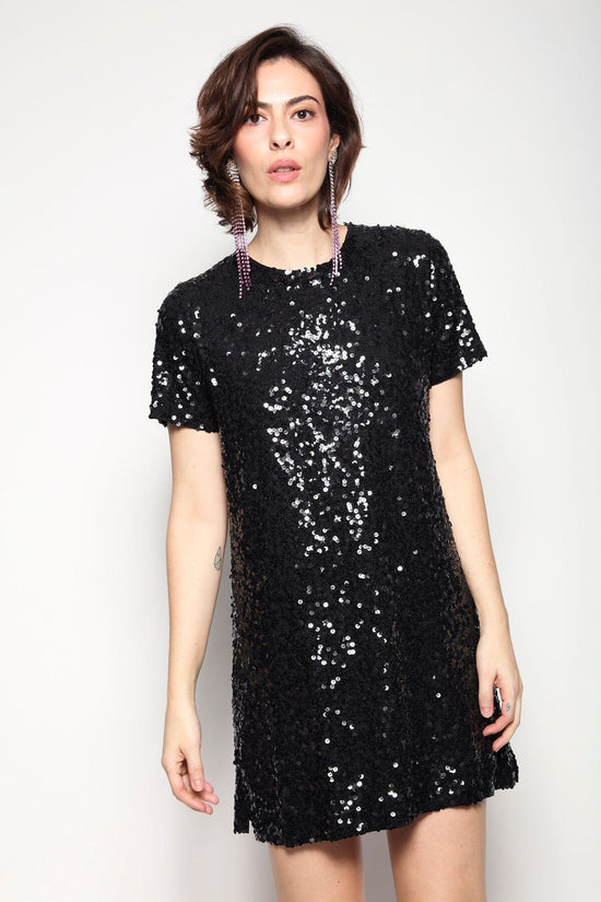 Modelo Isabel está usando vestido bordado luna na cor preta. É ideal para compor looks e ir em restaurantes, festas ou shows.