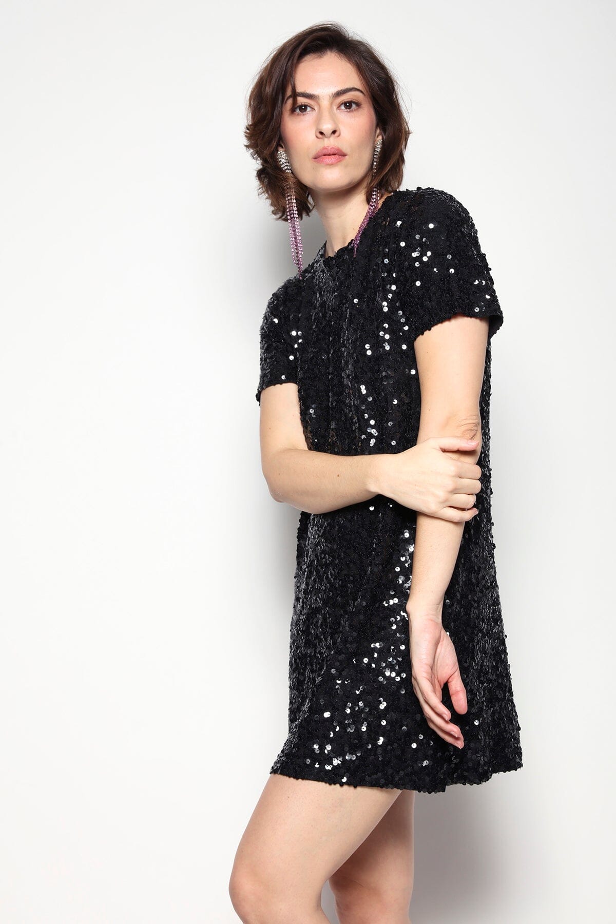 Modelo Isabel usa vestido bordado luna na cor preta. Peça com muito brilho feito à mão, ideal para usar em festas e eventos.