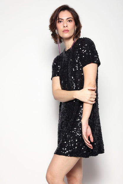 Modelo Isabel usa vestido bordado luna na cor preta. Peça com muito brilho feito à mão, ideal para usar em festas e eventos.