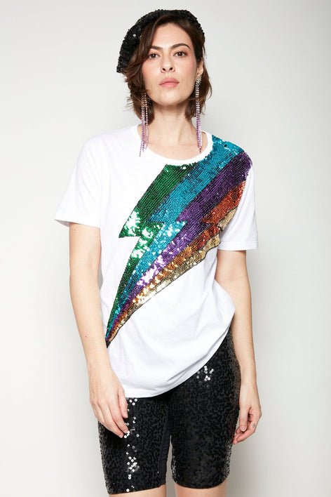Modelo Isabel está usando camiseta bordada raio na cor branca. Peça com bordado de paetês feito à mão. Produzida no Brasil.