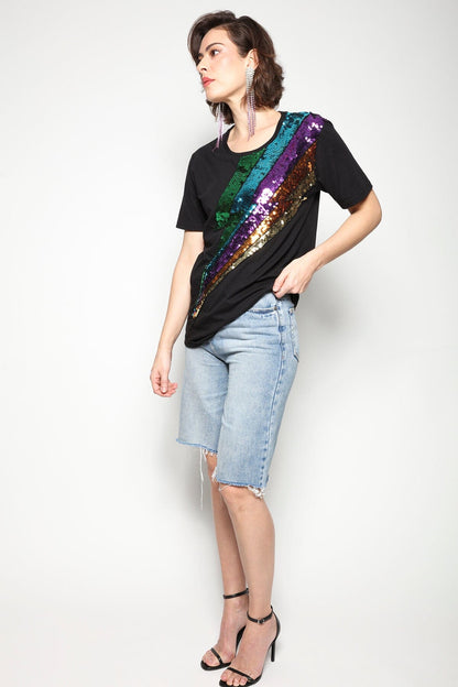 Modelo Isabel está vestindo camiseta bordada raio preta. Peça super confortável, é ideal para usar no dia a dia ou em eventos