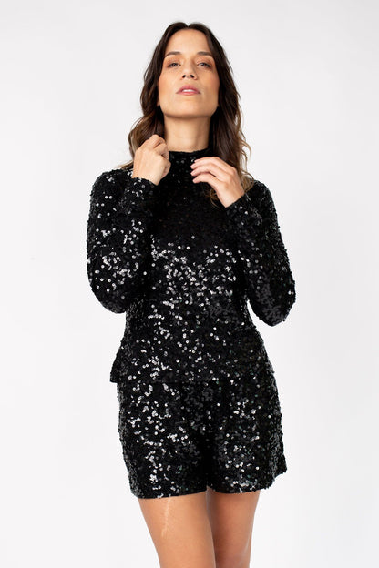Detalhe da blusa manga longa joulik tecido de malha bordado feito à mão com paetês nas cor preto brilho de festas