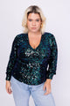 Modelo Victoria está usando blusa de manga bufante Luna com paetês bordados na cor verde irisado. Ideal para usar em eventos.