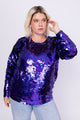 Modelo Victoria está vestindo blusa de manga longa sole com bordado de paetê na cor azul e fúcsia. Produto de origem nacional