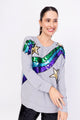 Modelo Simone está vestindo blusa manga longa Star mescla. Peça bordada à mão com muito brilho de paetês de diversas cores.