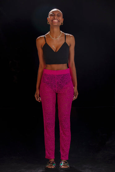 Modelo veste calça joulik de renda floral produzida manualmente e feito no Brasil na cor rosa pink para reveillon