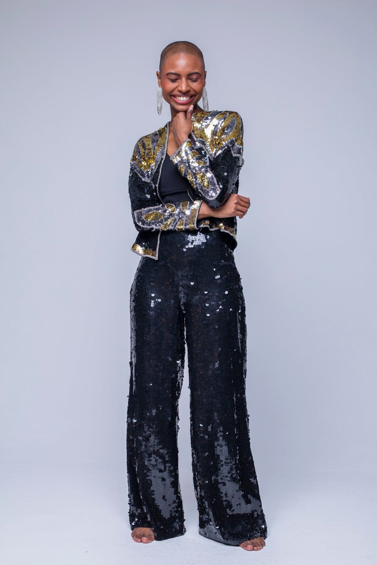 Modelo usa calça pantalona joulik handmade bordada à mão com paetês na cor preto  brilho para usar em festas shows e eventos 