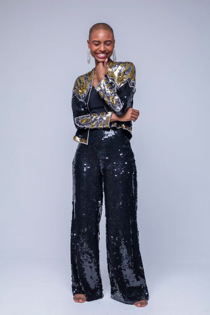 Modelo usa calça pantalona joulik handmade bordada à mão com paetês na cor preto  brilho para usar em festas shows e eventos 