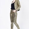 Modelo Juliana usa calça skinny bordada luna dourada e casaqueto bordado luna dourado. Peças feitas manualmente com paetês. 