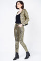 Modelo Juliana usa calça skinny bordada luna dourada e casaqueto bordado luna dourado. Peças feitas manualmente com paetês. 