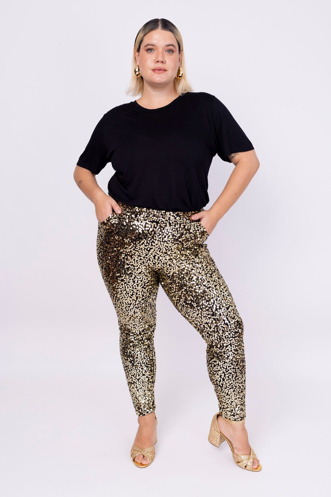 Modelo Victoria veste calça skinny bordada luna dourada. Peça muito confortável, possui muito brilho de paetês salpicados.