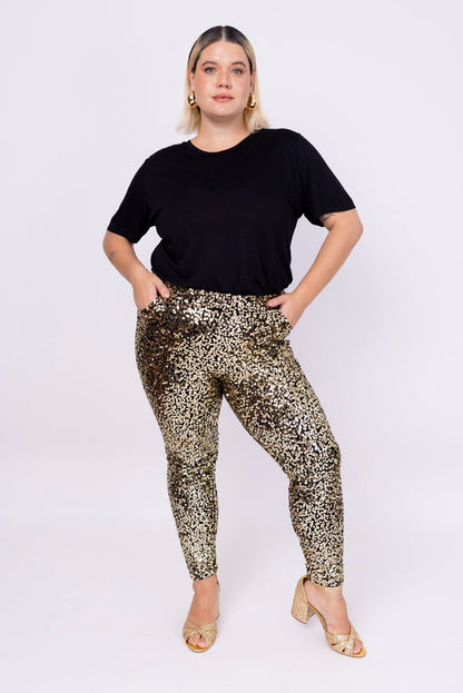 Modelo Victoria veste calça skinny bordada luna dourada. Peça muito confortável, possui muito brilho de paetês salpicados.