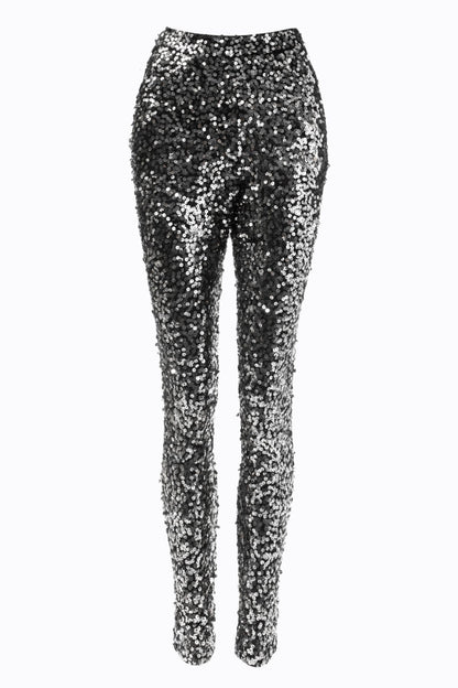 Foto em estilo still da calça bordada luna grafite com prata. Peça ideal para ir em eventos que requerem um toque de glamour.