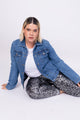 Modelo Victoria está usando calça bordada luna na cor grafite com prata e jaqueta jeans basik azul. Calça com muito conforto.
