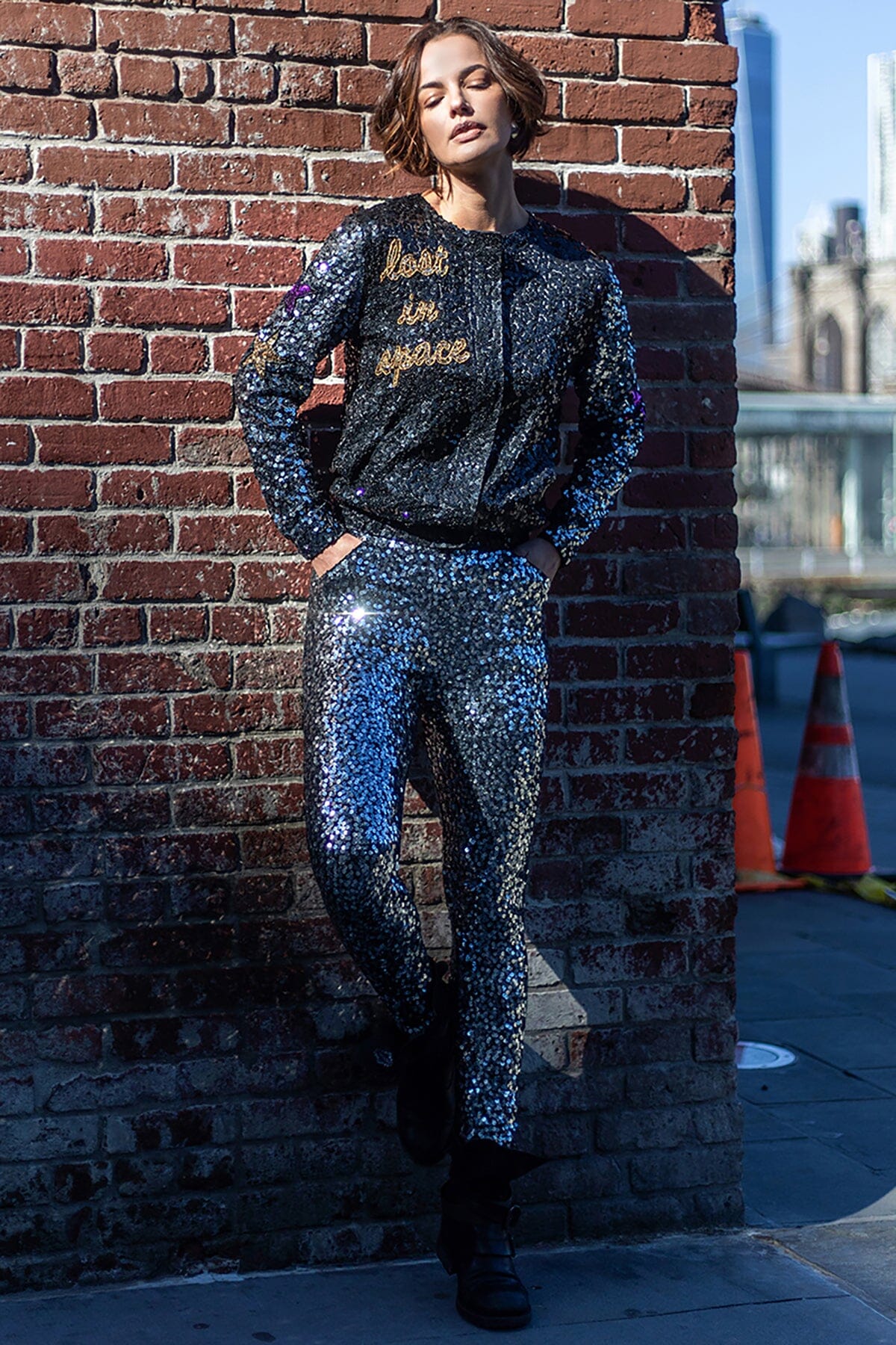 Modelo usa calça bordada luna na cor grafite com prata. Peça ideal para usar e arrasar em shows, festas ou eventos especiais.