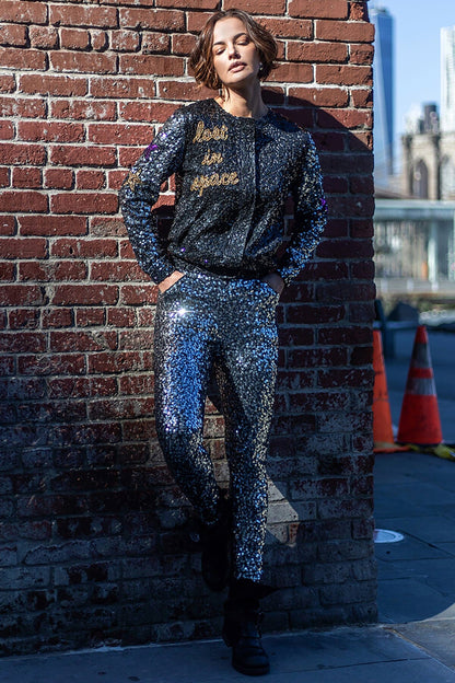 Modelo usa calça bordada luna na cor grafite com prata. Peça ideal para usar e arrasar em shows, festas ou eventos especiais.