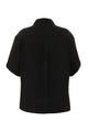 Costas da camisa de manga curta na cor preto produzida nacionalmente ideal para usar em festas shows e eventos 