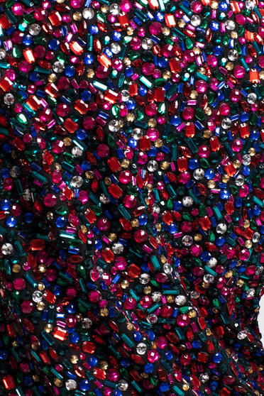Detalhe do bordado manual do casaqueto Joulik com pedras e chatons com brilho colorido chique para festa e eventos 