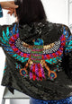Modelo com casaco de brilho joulik bordado à mão com paetês handmade de festa e eventos de lantejoulas colorido