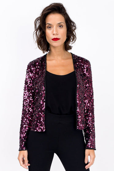 Modelo com casaco de brilho bordados à mão com paetês handmade para usar em festa e eventos de lantejoulas cor vinho
