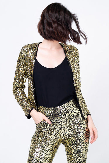 Modelo Juliana usa casaqueto bordado luna dourado, calça skinny luna dourado e blusa preta. Casaqueto com bordado manual.