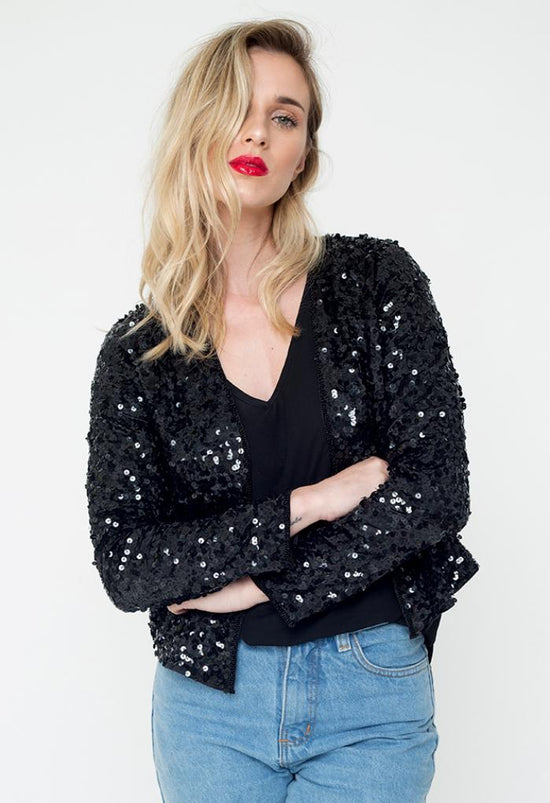 Modelo Juliana usa casaco de brilho bordados à mão com paetês handmade para usar em festa e eventos de lantejoulas cor preto.
