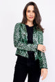 Modelo Simone usa casaqueto luna na cor verde claro. Peça bordada inteiramente à mão com paetês salpicados. Feito no Brasil.
