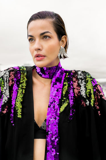 Modelo Michela está usando faixa sole na cor fúcsia e Kimono Austra. Acessório versátil, ideal para compor looks incríveis.