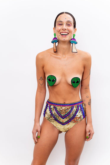 Modelo veste Hot Pant Netuno Joulik na cor dourado. Peça confortáel e com muito brilho ideal para arrasar em evento especial.