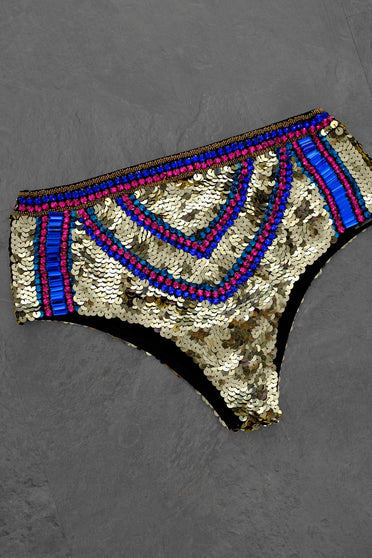 Hot Pant Joulik Netuno. Peça bordada à mão com paetê dourado e pedraria nas cores vermelha e azul. Possui muito brilho.