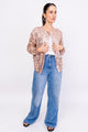 Modelo Simone usa jaqueta bomber eris rosé com calça jeans e blusa branca. Jaqueta bordada à mão, possui fechamento por zíper